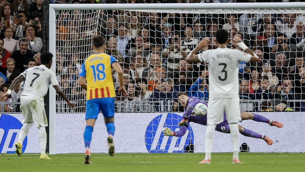 Agirrezabala, parando un penalti a Vinicius