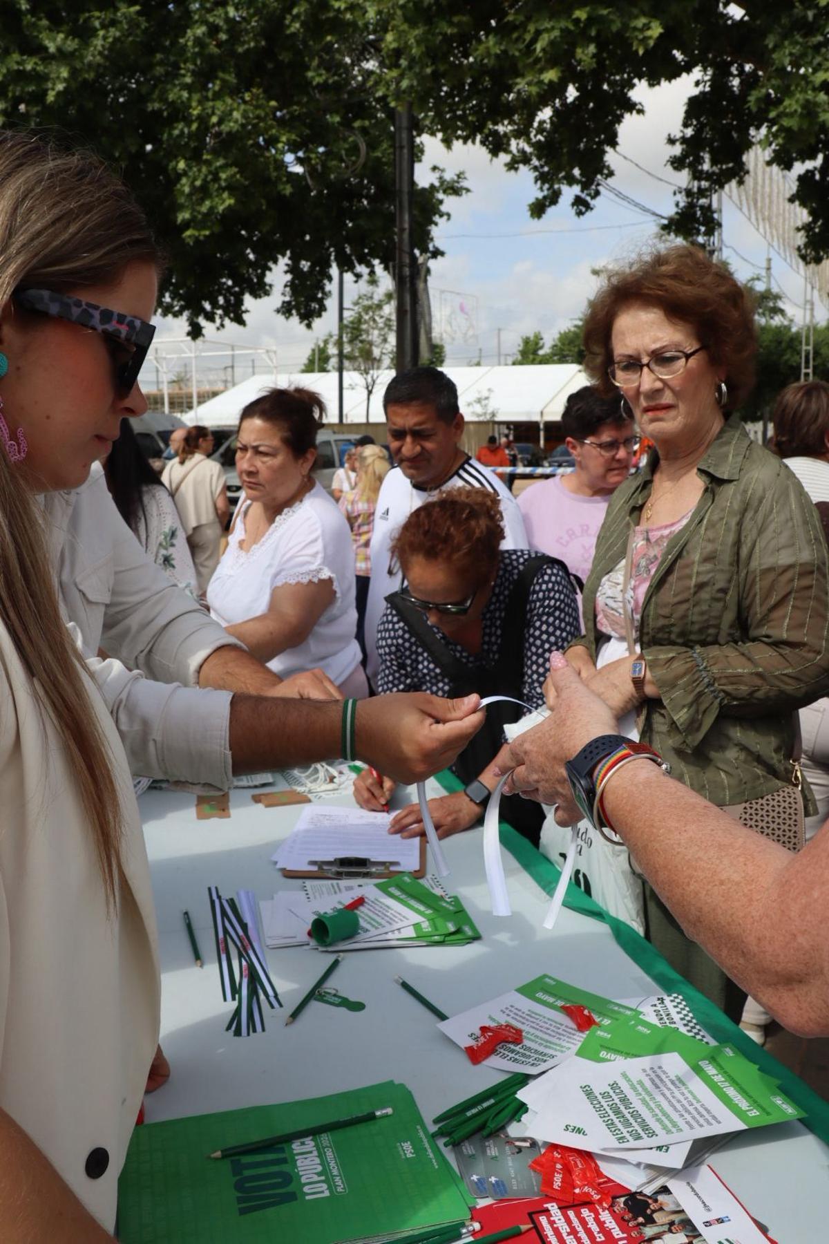 Reparto electoral del PSOE, este domingo en el mercadillo de El Arenal.