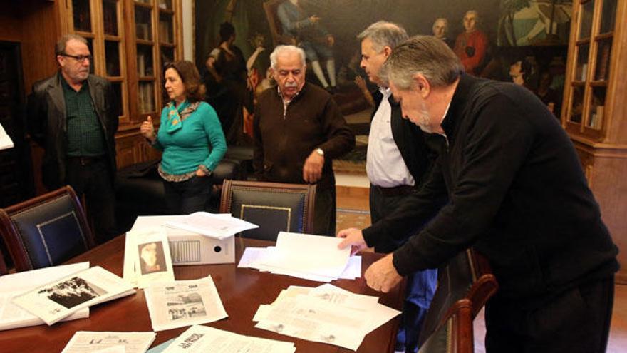 De izquierda a derecha los miembros de la comisión Ramón Carlos Morales, Mari Luz Reguero, Luciano González Osorio, Felipe Pajares y José María Ruiz Povedano en la biblioteca de la Sociedad Económica.