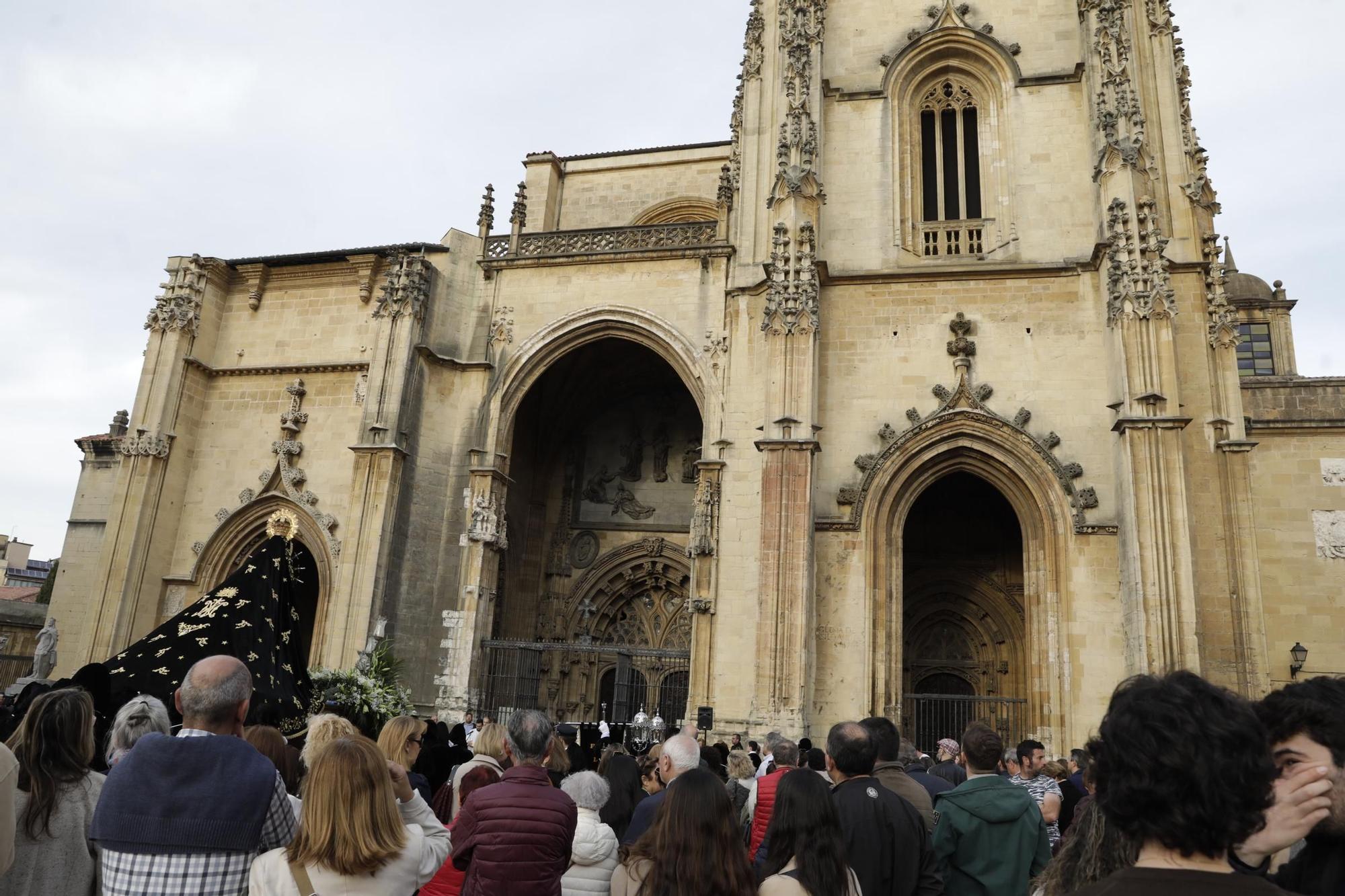 La procesión intergeneracional del Santo Entierro emociona Oviedo