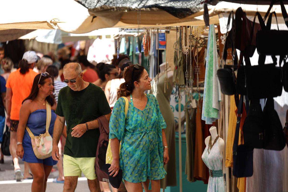 El emblemático mercadillo hippie de Punta Arabí, en imágenes