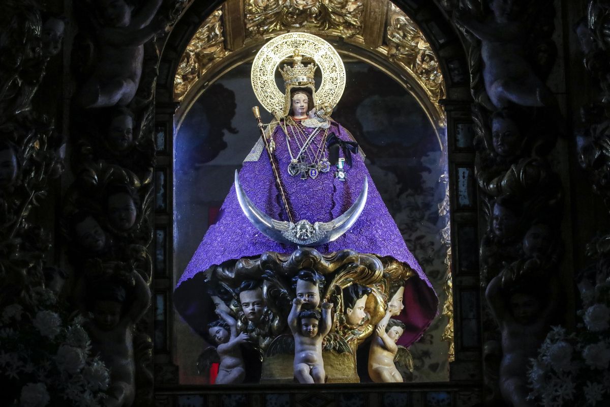 En el camarín la Virgen de la Montaña luce un lazo negro.