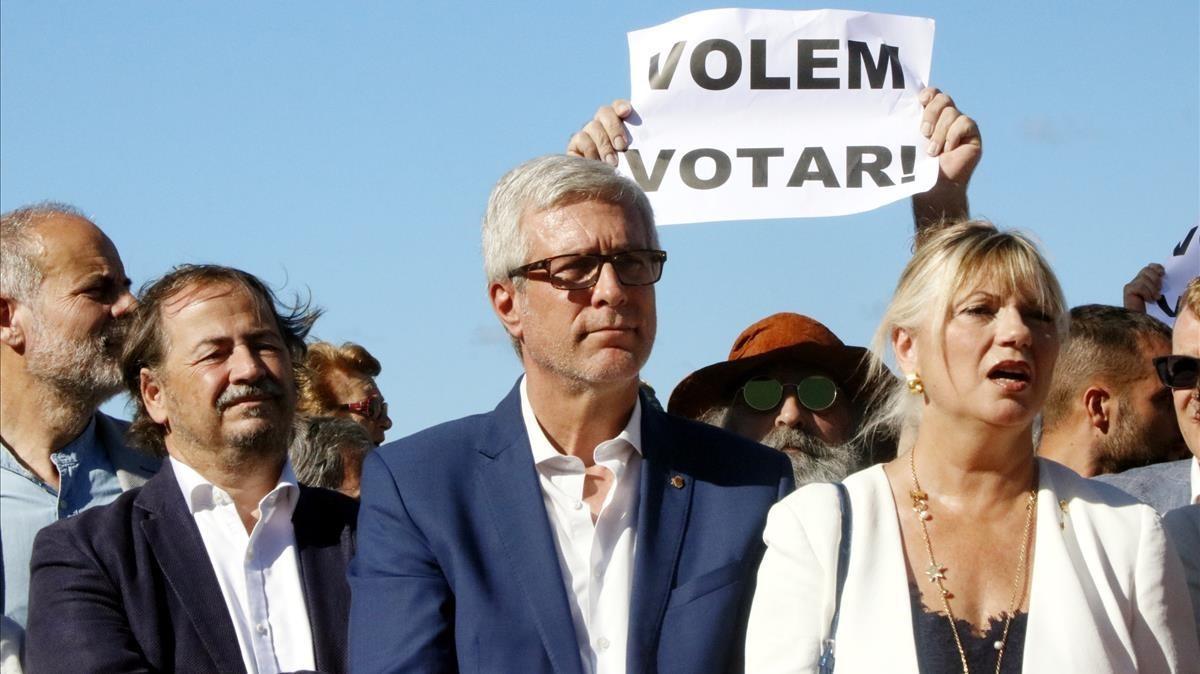 El alcalde de Tarragona, Josep Felix Ballesteros, con los regidores Pau Perez y Elvira Ferrando ante una pancarta de  Volem votar.