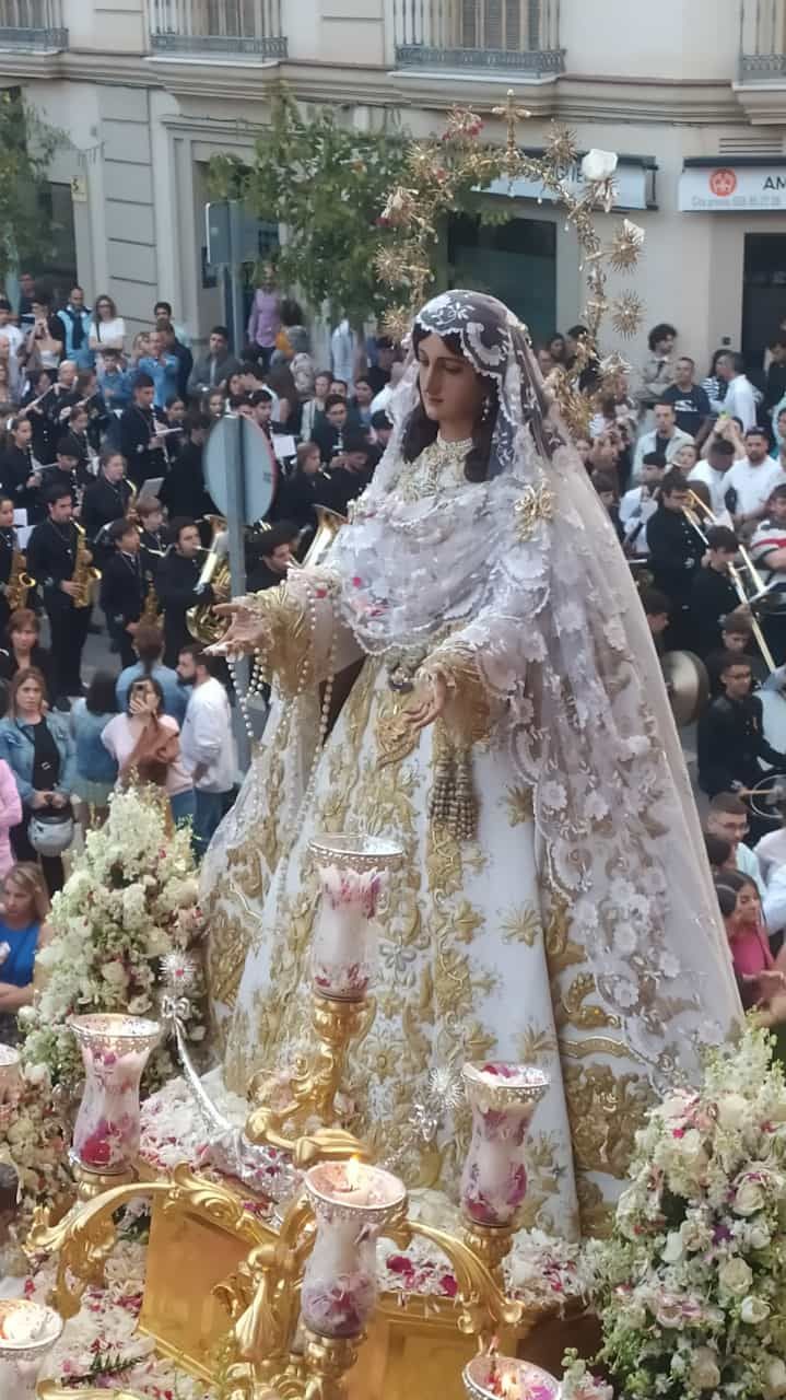 La procesión de la Virgen del Rocío por la Victoria y Lagunillas, en imágenes