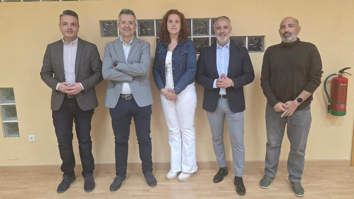 Marisa Ruiz, en el centro, posa con la nueva ejecutiva regional el pasado 28 de abril tras una reunión que tuvo lugar en Abarán..