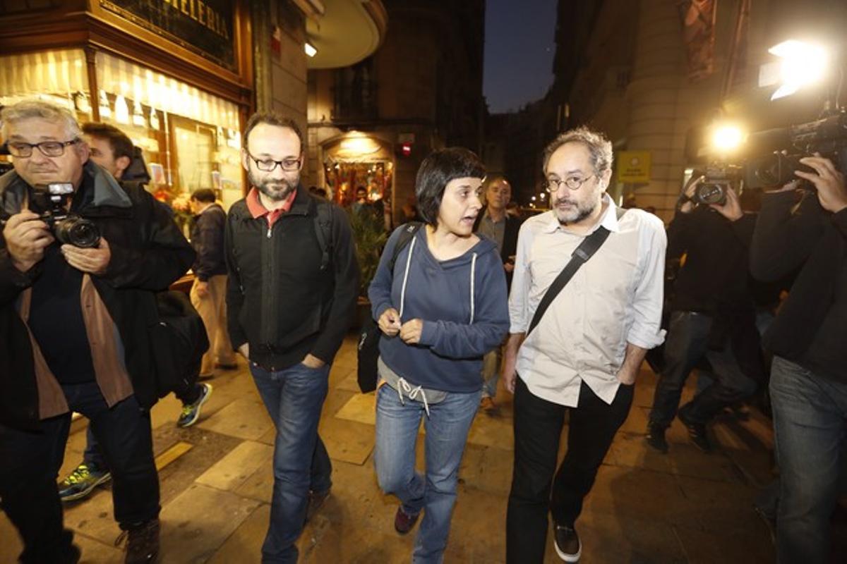 Els diputats de la CUP Benet Salellas, Anna Gabriel i Antonio Baños surten del Palau de la Generalitat.