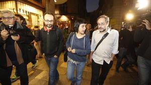 Els diputats de la CUP Benet Salellas, Anna Gabriel i Antonio Baños surten del Palau de la Generalitat.