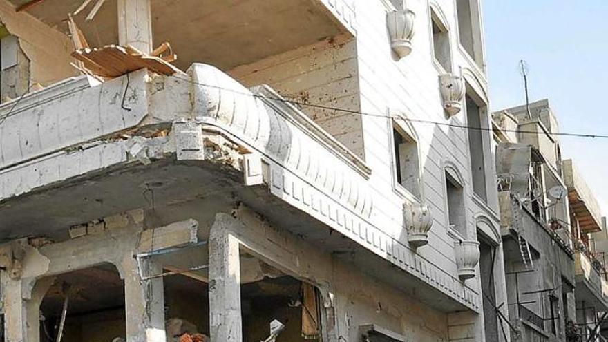 Residents d&#039;Homs miren les destrosses dels atemptats