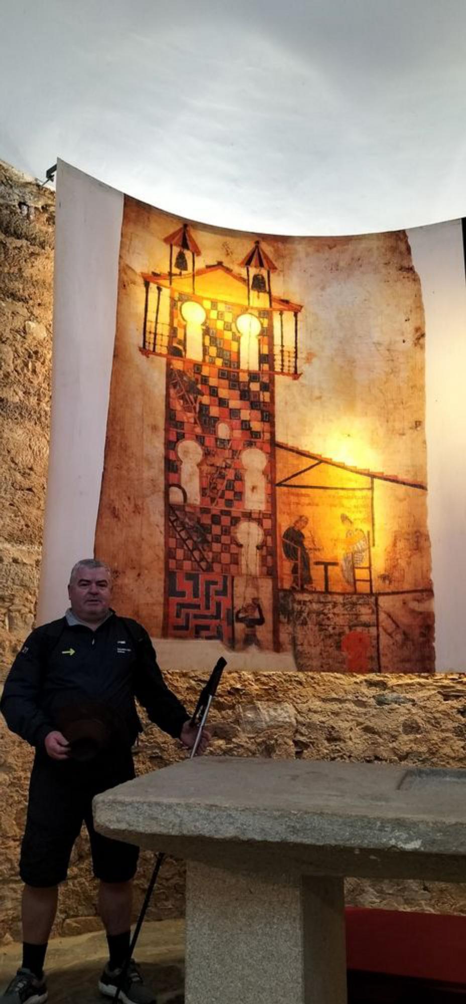 Vázquez Taín ante la representación del Scriptorium en el Centro de los Beatos de Tábara