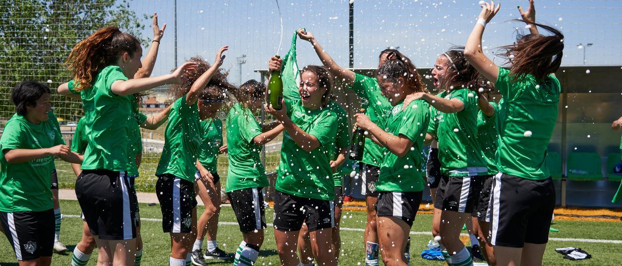 Las jugadoras del Cacereño Femenino festejan la clasificación para la nueva Primera RFEF.