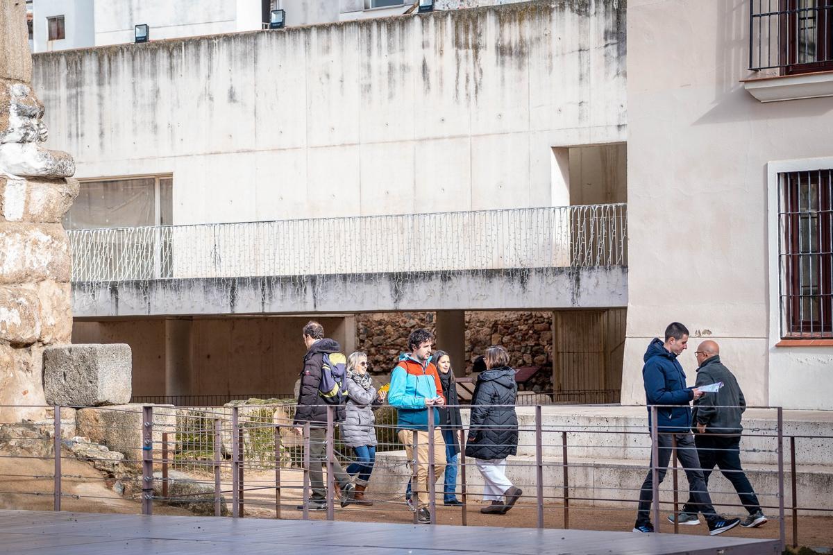 Turistas visitando los monumentos extremeños.