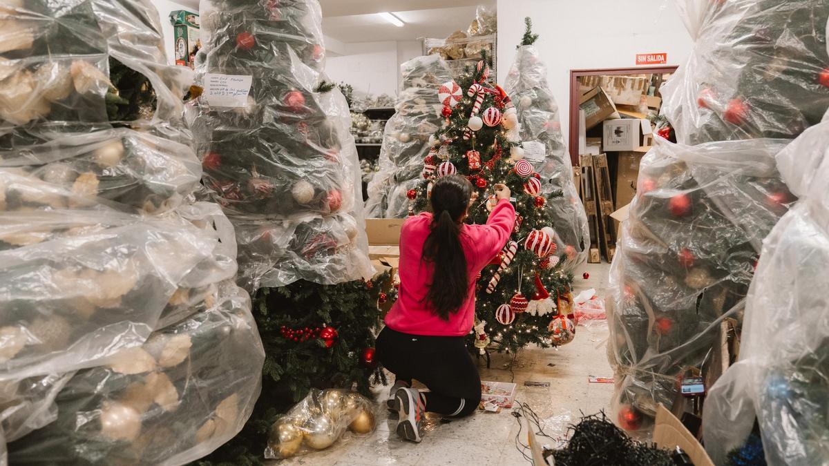 Así es el almacén de Tetuán donde se pueden alquilar árboles de Navidad ya decorados