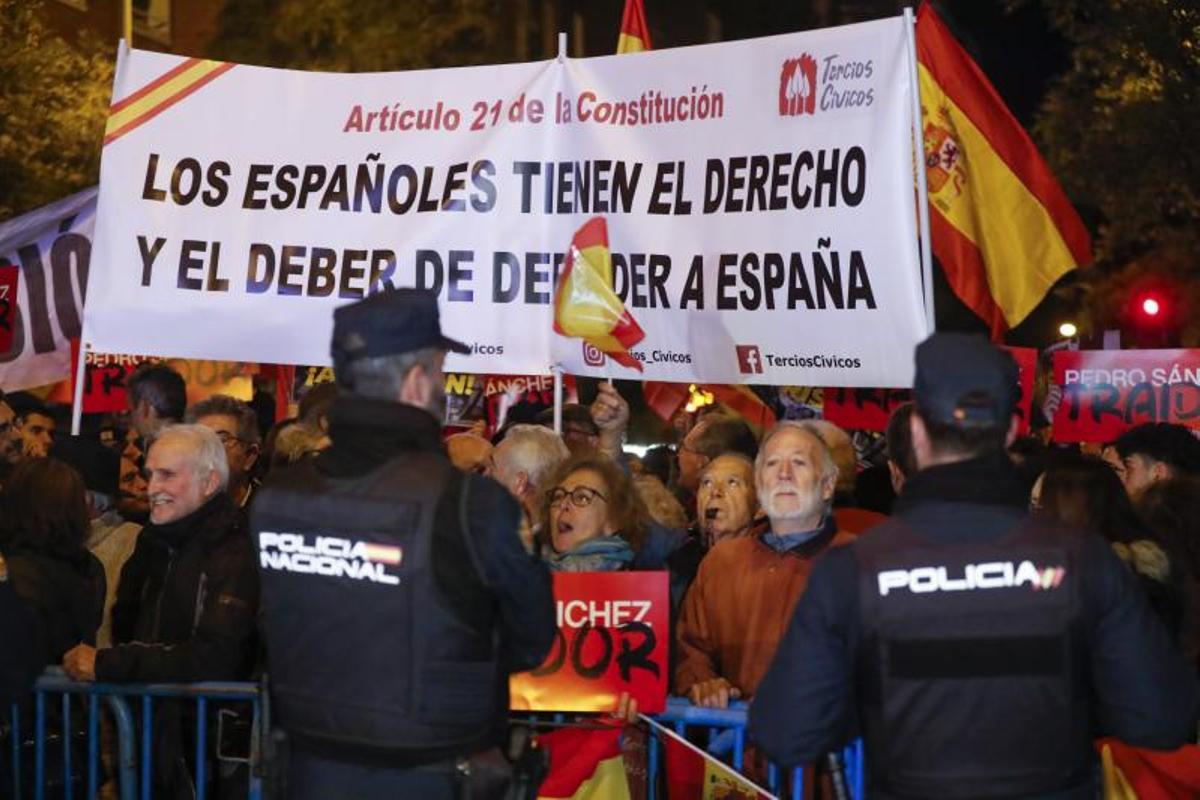Pancarta de los Tercios Cívicos, en el escrache d ela calle Ferraz el pasado lunes.