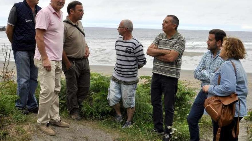 Por la izquierda, Leopoldo Riopedre, responsable de la empresa Tinastur; el edil valdesano Ricardo García Parrondo; Aurelio Antuña, director de la reserva de Barayo; el edil naviego Marino Fernández; Manuel Calvo, y los concejales de Navia Gonzalo Asenjo y Marga Suárez, ayer, en el arenal de Barayo.