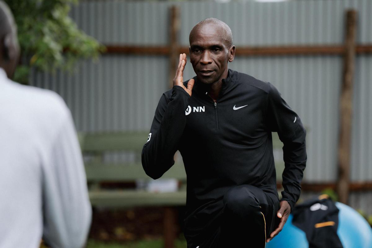 Eliud Kipchoge en un calentamiento