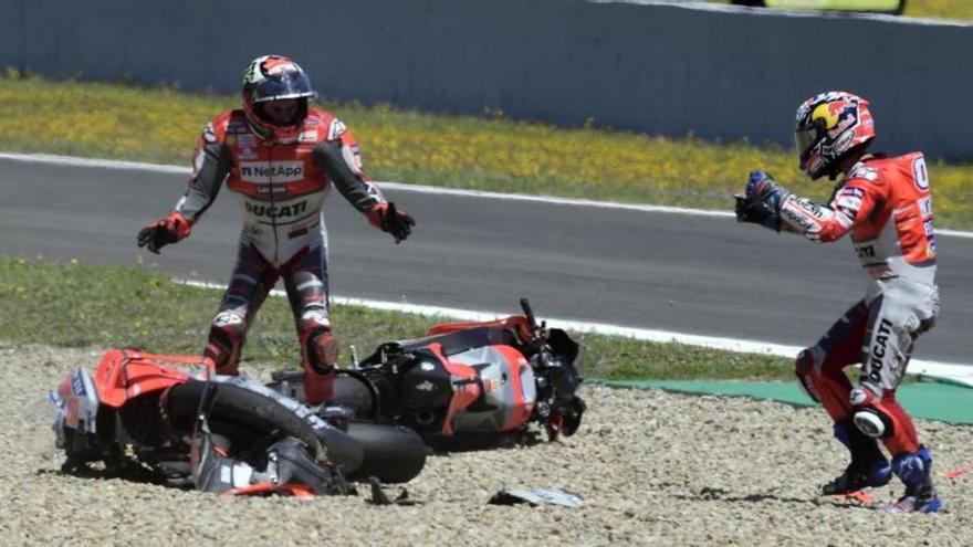 Márquez arrasa en Jerez provocando el caos a sus espaldas