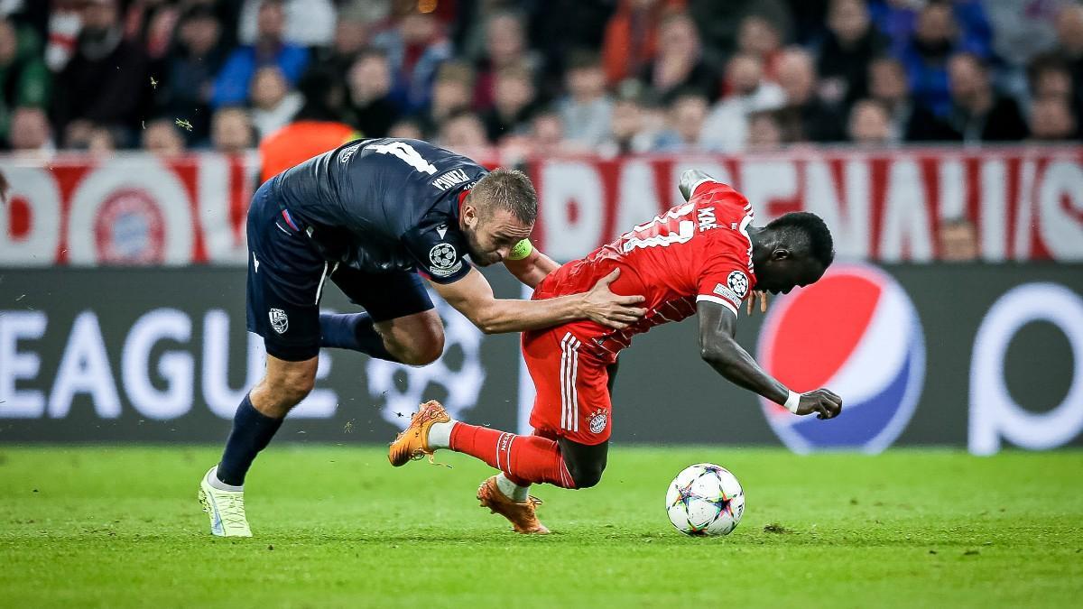 Ludek Pernica, del Viktoria Plzen, en un duelo con Sadio Mané