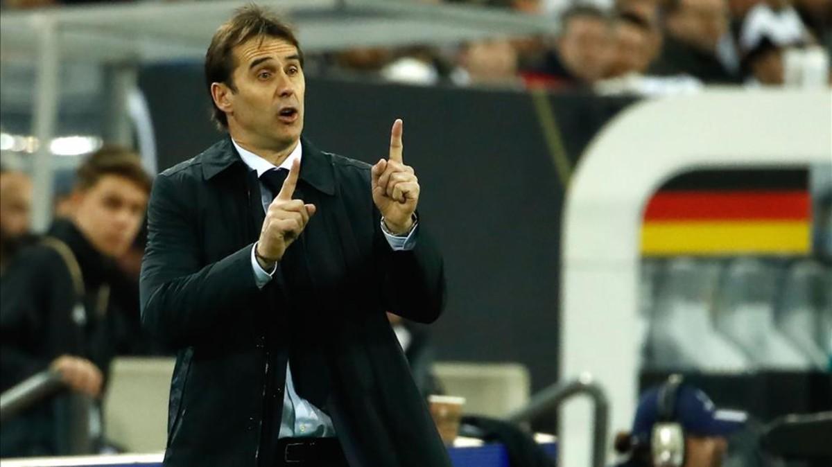 Julen Lopetegui da instrucciones a sus jugadores en el Esprit Arena