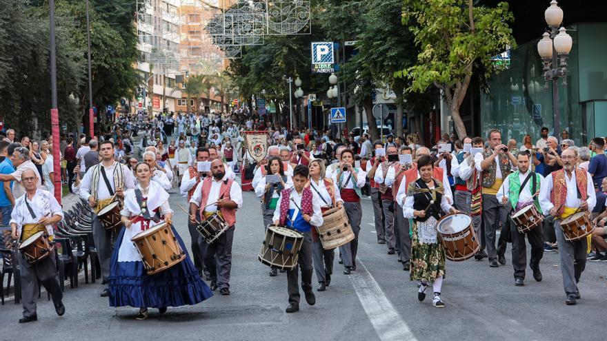 Desfile de entrada de bandas y comisiones de las Hogueras 2023