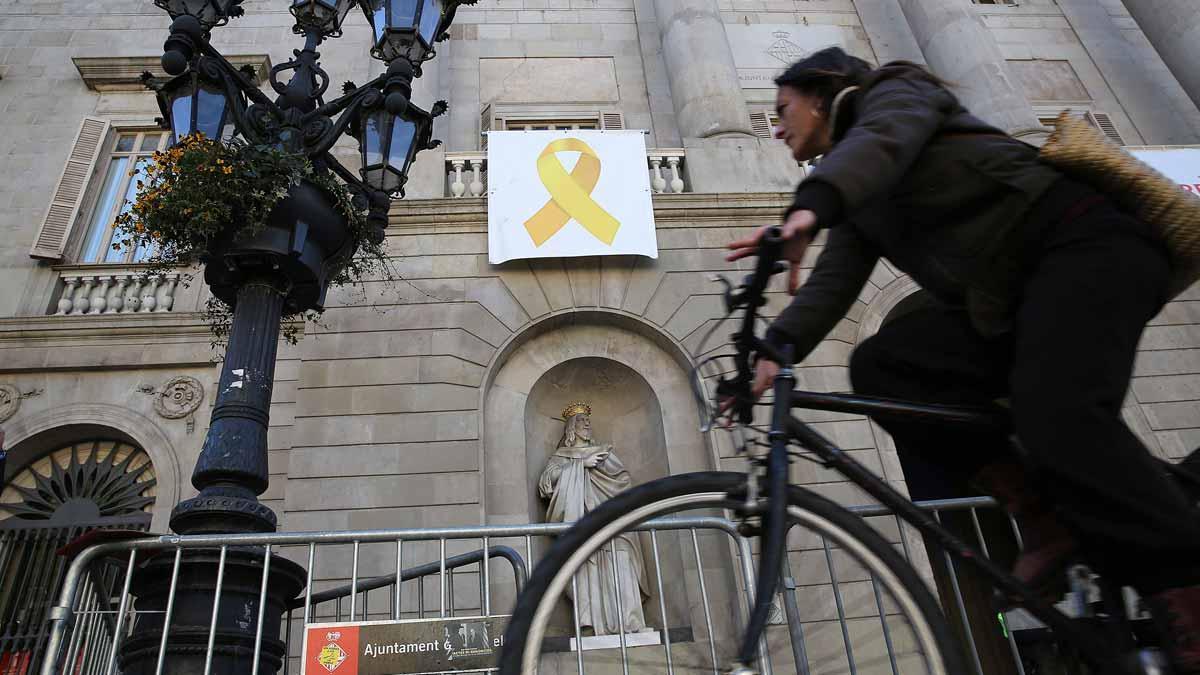 El Ayuntamiento de Barcelona vuelve a colocar el lazo amarillo retirado de la fachada