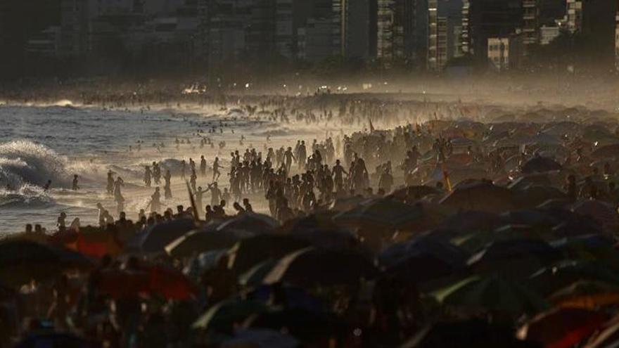 Miles de personas se aglomeran el pasado día 20 de diciembre en la playa de Ipanema, en Río de Janeiro (Brasil).