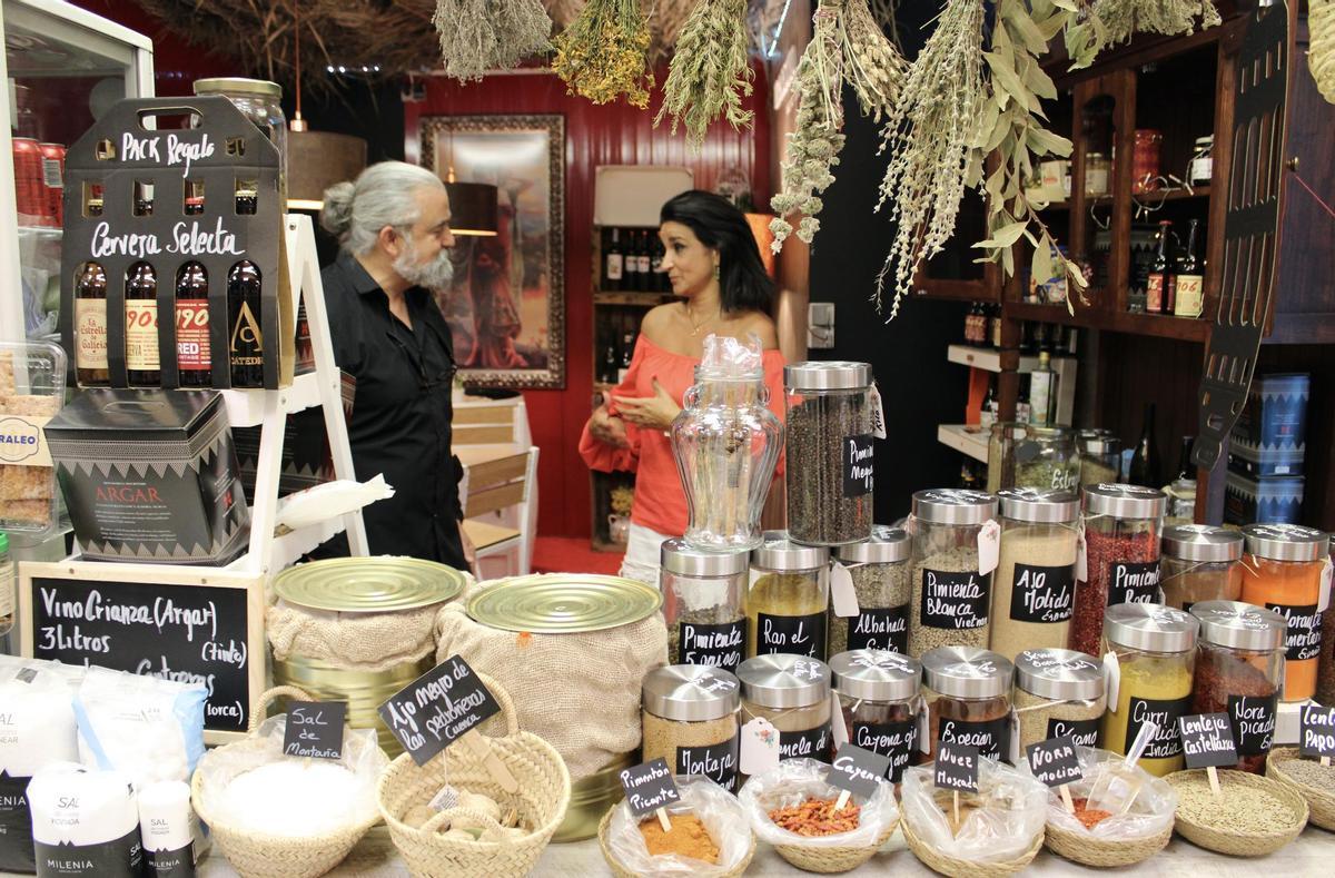 Juan Francisco Miñarro muestra ‘El Parloteo’ a la edil de Plazas y Mercados, Maite Martínez.