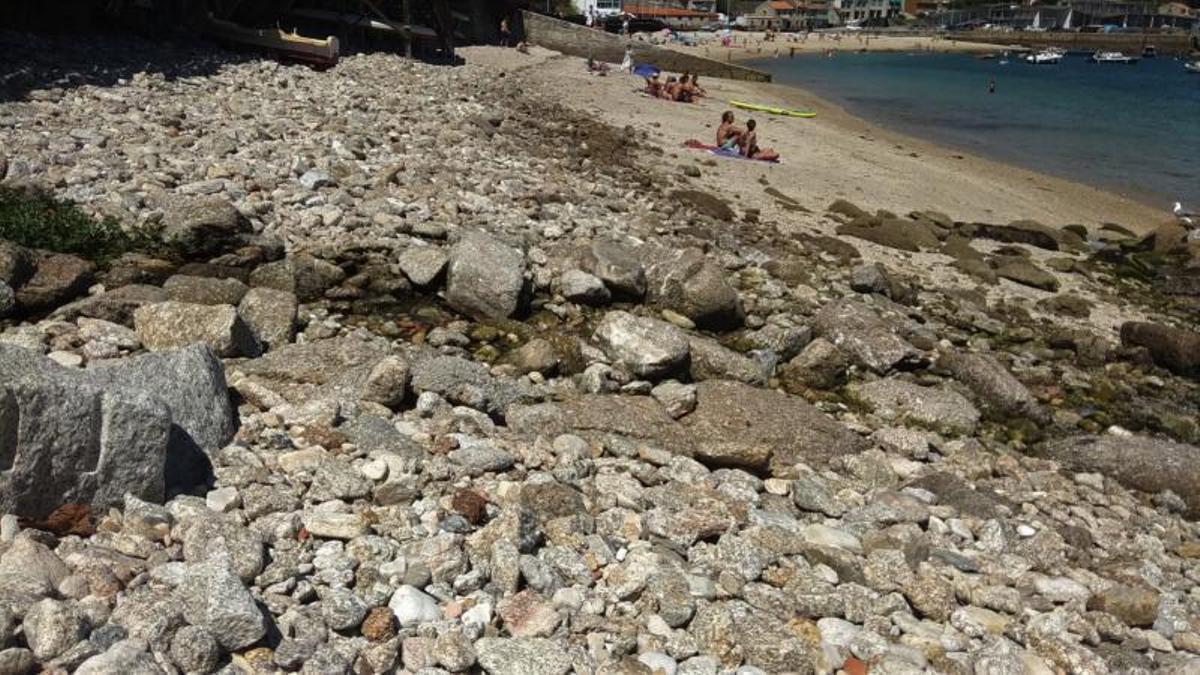 La Praia de Beluso, este mismo mes de agosto, con su costado sur convertido en un pedregal. | // ANDUXÍA