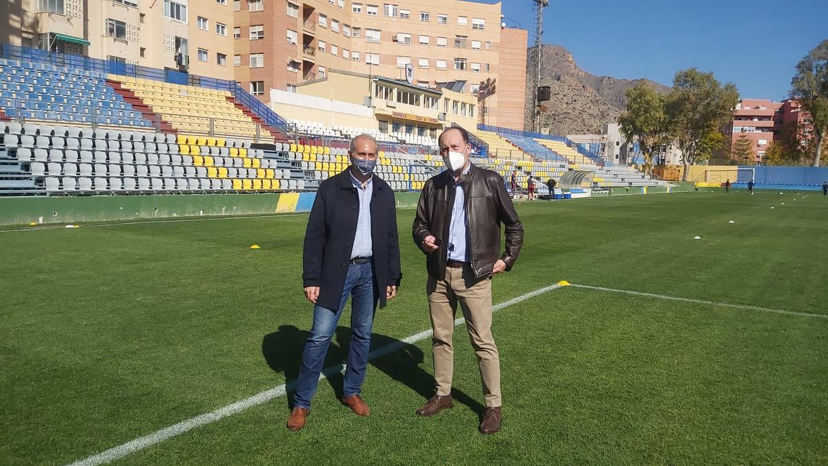 El edil de Deportes y el alcalde de Orihuela en el campo de Los Arcos que ha estrenado grada