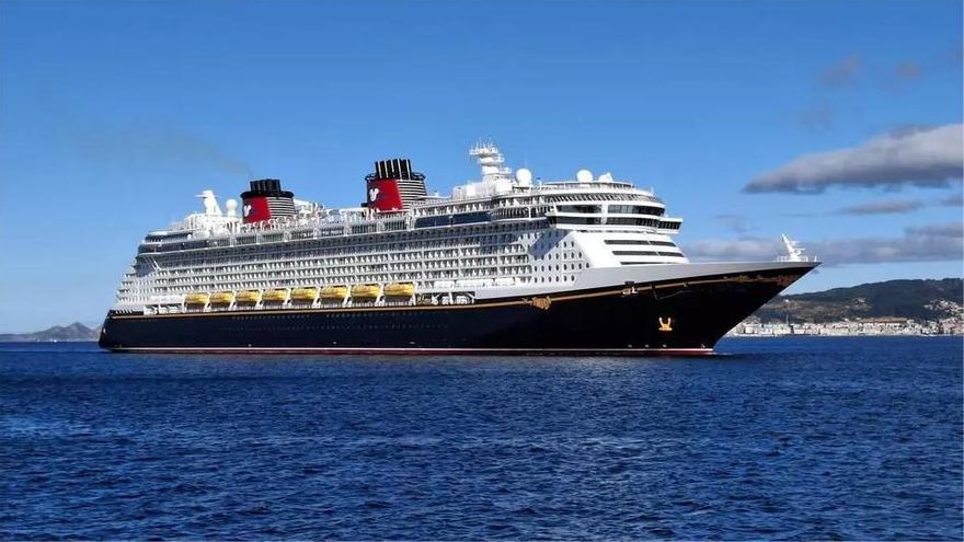 Evacuada de urgencia una pasajera del crucero &#039;Disney Fantasy&#039; cuando navegaba frente a Porto do Son