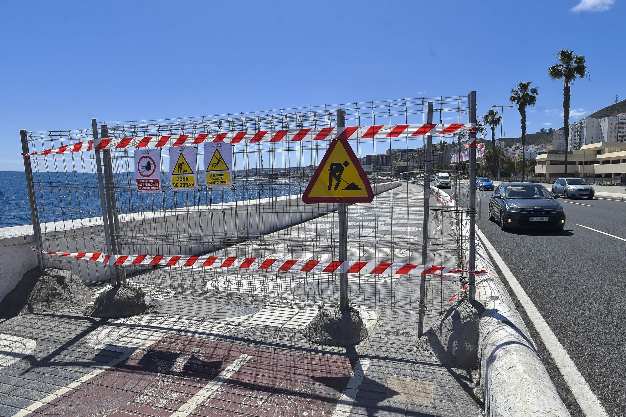 Obras para arreglar el socavón de la Avenida Marítima