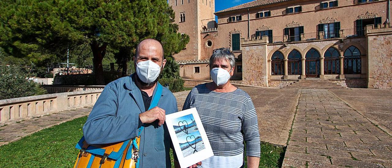 Carlos Terroba y Katia Rouarch muestran el fotomontaje de la escultura.