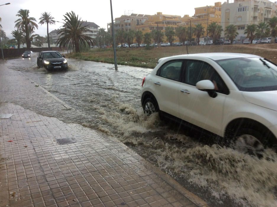 Las lluvias han anegado esta mañana muchas calles de Dénia.