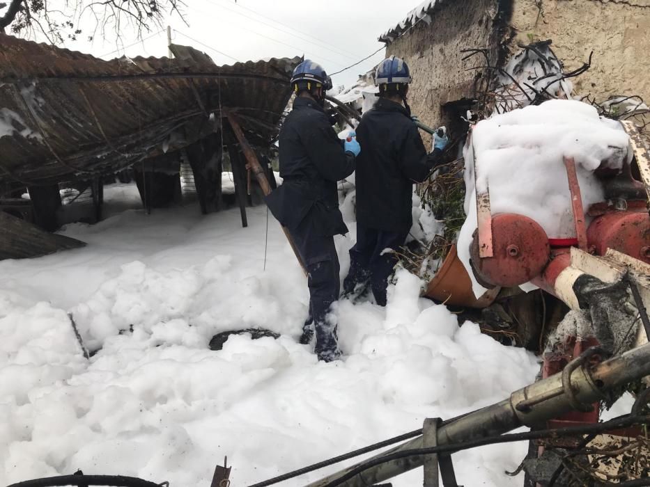 La Policía Nacional investiga las causas que originaron, en la madrugada del martes al miércoles, el incendio de una casa de chapa en el Camino de la Sierra, en Churriana, y en el que perdieron la vida dos personas.