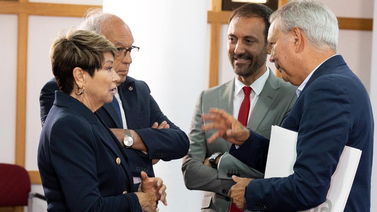 Salud Gil habla con el consejero de Vivienda Sebastián Franquis