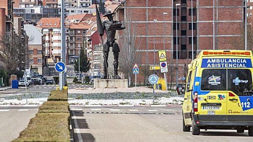 Una ambulancia del 112 regresa a su base en el Centro de Salud Sur por la avenida Federico Silva, vacía al mediodía.