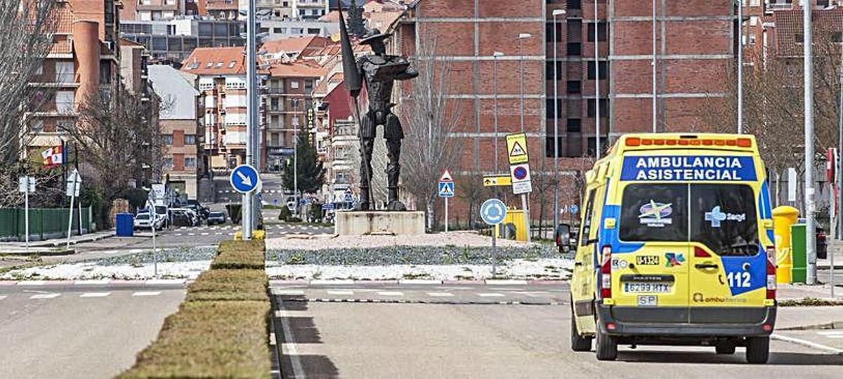 Una ambulancia del 112 regresa a su base en el Centro de Salud Sur por la avenida Federico Silva, vacía al mediodía.