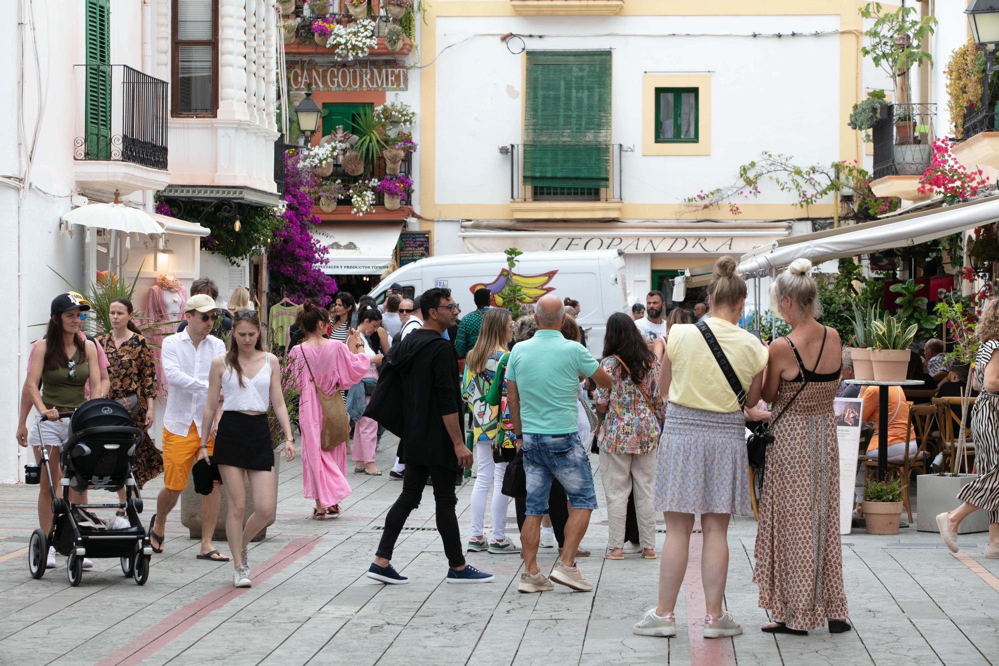 Galería de imágenes de la masificación de turistas en la ciudad de Ibiza a principios de junio