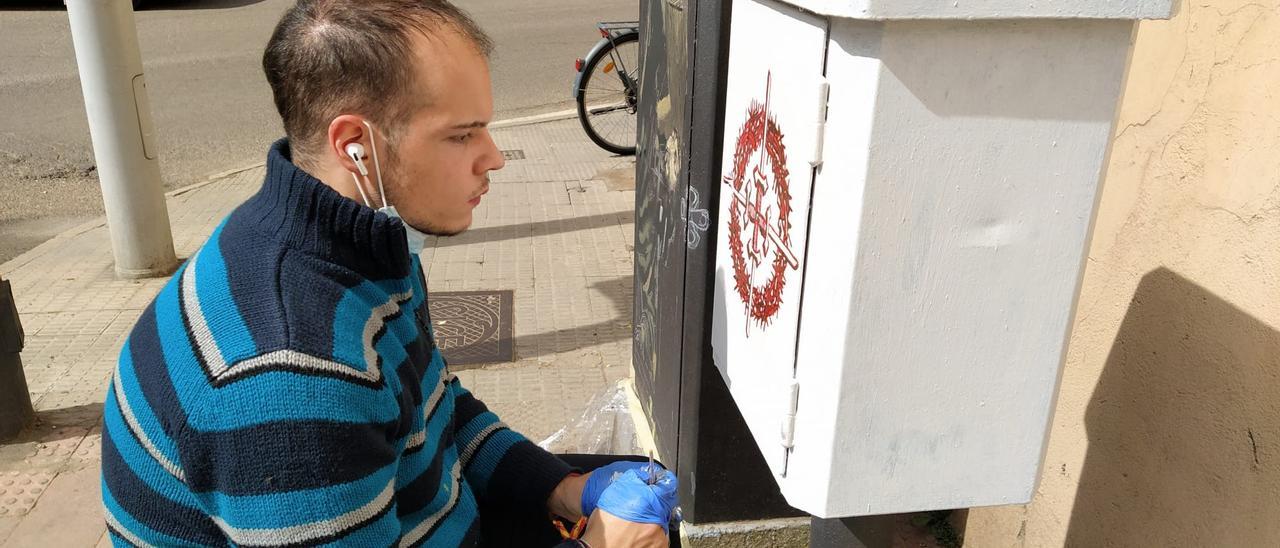 Saúl Alija, en pleno proceso creativo, junto a la iglesia de San Lázaro de Zamora