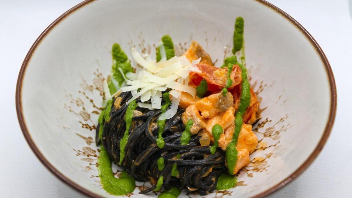 Linguine con salmón,  tomate e pesto.