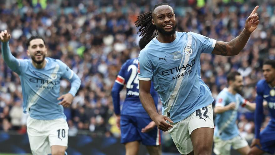 Semenyo (derecha) celebra el gol del triunfo del City ante el Chelsea en la final de la FA Cup.