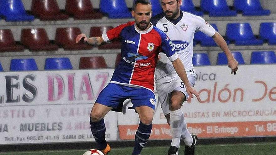 Omar Sampedro controla un balón en el encuentro ante el Silva.