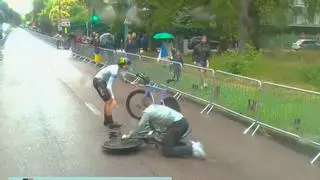 ¡Un mecánico intenta ayudar y se cae con la bici en las manos!