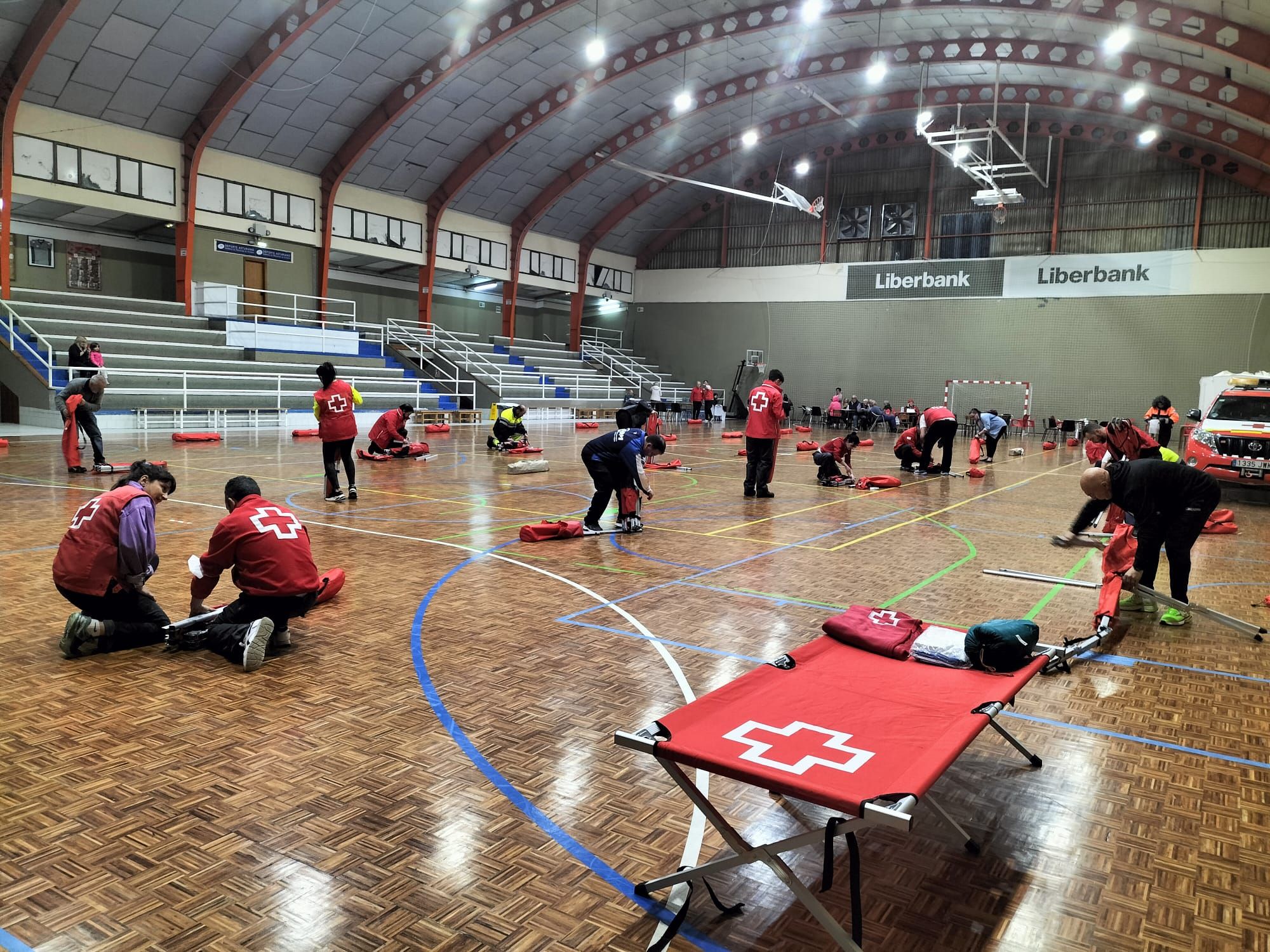 En imágenes: El polideportivo de Luarca acoge a los evacuados por los incendios