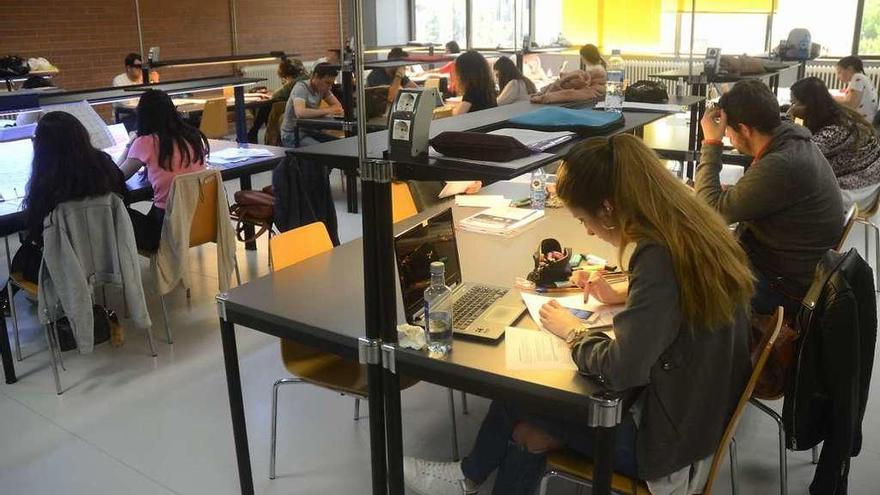 Estudiantes repasando sus temarios y realizando trabajos en la Facultade de Ciencias Sociais. // R. V.