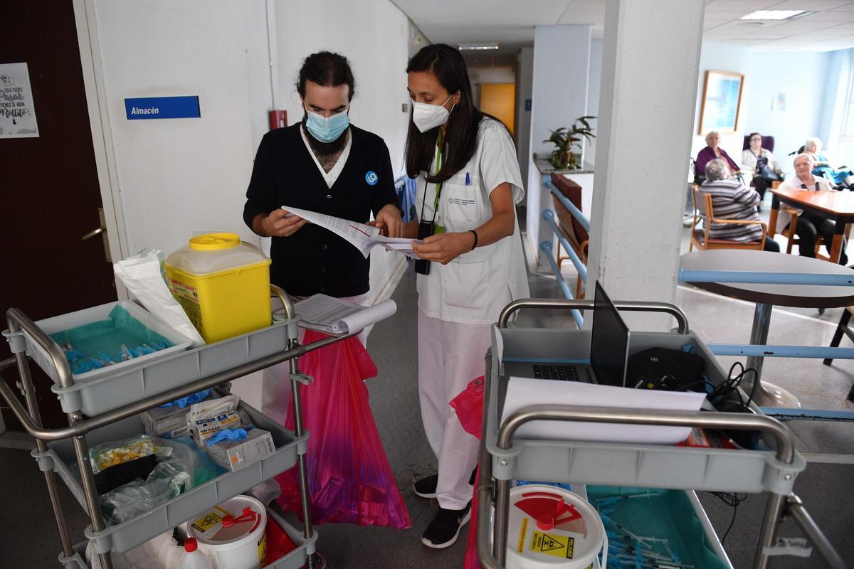 USUARIOS DE LA RESIDENCIA ASISTIDA DE MAYORES DE OLEIROS RECIBIENDO LA CUARTA DOSIS PARA COVID Y LA DE LA GRIPE