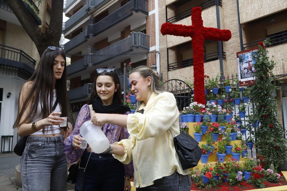 Un grupo de jóvenes se sirve una jarra de rebujito en San Hipólito.