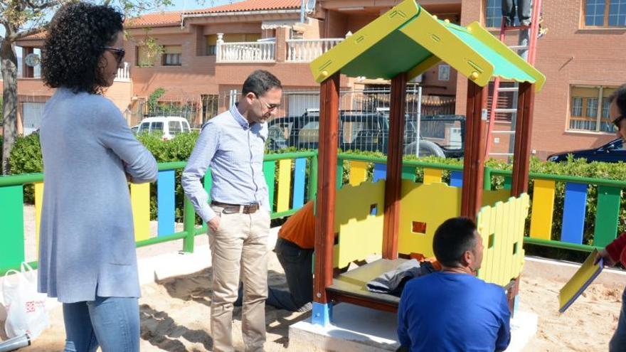 El alcalde y la edil de Parques supervisando los últimos retoques