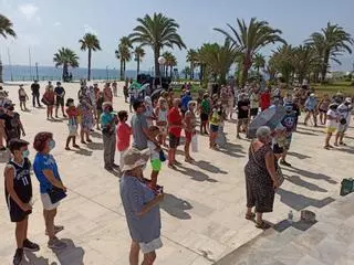 Cacelorada de "indignación" de más de 200 vecinos de Orihuela Costa con la gestión del Ayuntamiento (29 -7-2021)