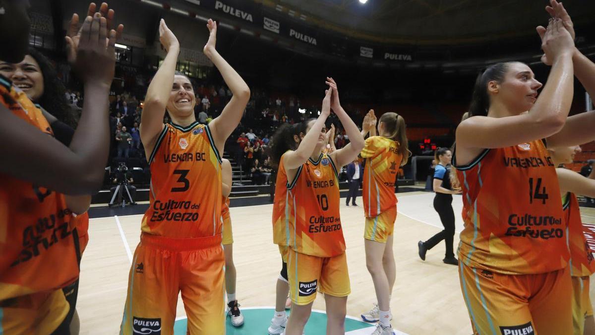 Alba Torrens, junto al resto de jugadoras celebrando la segunda victoria en la Euroliga