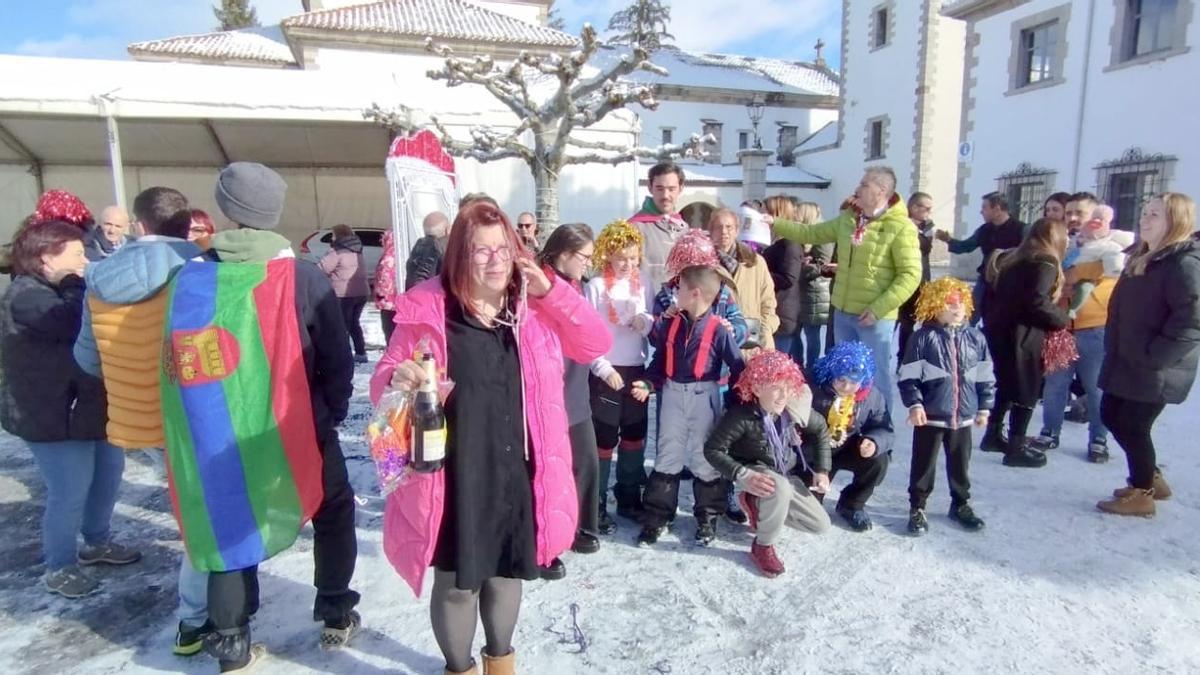 Miembros de la Comisión de Festejos de Villamanín celebran el premio de la Lotería el pasado día 22.